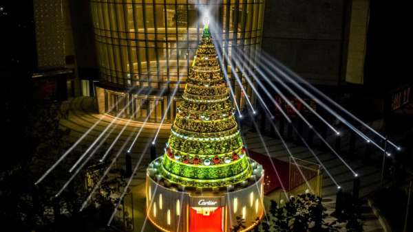 最美圣誕樹(shù)美陳設(shè)計(jì)當(dāng)屬卡地亞了，紅盒之中的光芒溫暖了冬日時(shí)光