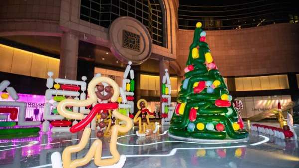 不好，有一群可愛的姜餅人圍繞著圣誕節(jié)的美陳設計嬉戲玩耍，快去瞅瞅