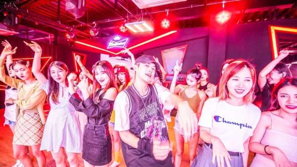 報(bào)告：我想去百威中國那個(gè)啤酒展覽館打卡品美酒佳肴｜國潮范這么閃