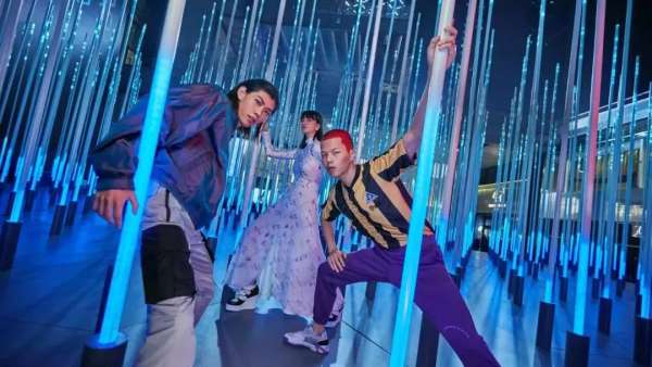 六邊形中的聲光主題展覽處處透射出強(qiáng)烈的時(shí)尚感與未來(lái)感，奇境之旅就此展開