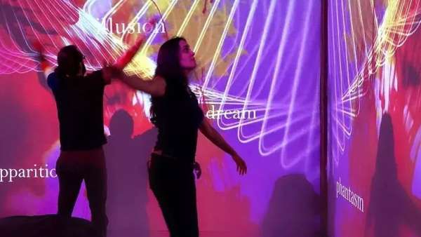 這般沉浸式的互動藝術(shù)裝置，仿佛到了另一個神奇的領(lǐng)域，這是海市蜃樓嗎？