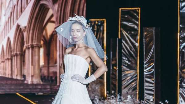 品牌時裝秀以戀人感情發(fā)展為主線，呈現(xiàn)別開生面的視聽盛宴