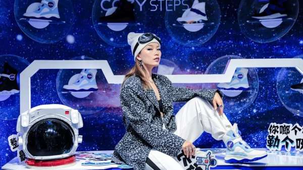 快閃店能穿越？可不是嘛，與阿波羅一起登上月球找外星人吧