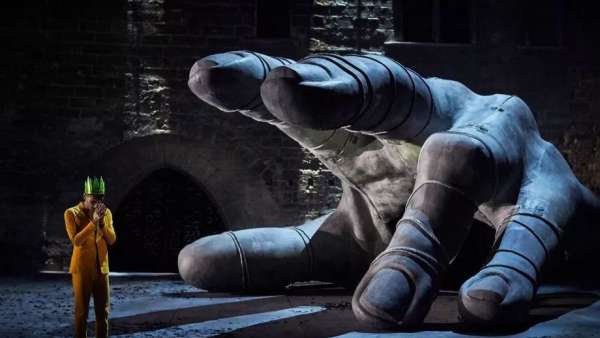 舞美設(shè)計敢做得如此幽森恐怖，這位年輕帥氣導(dǎo)演就是不一樣