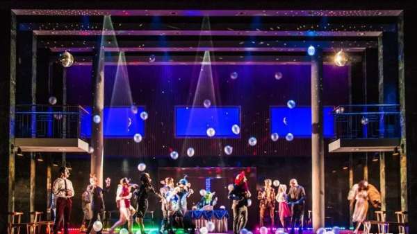 各種風格的舞美設(shè)計他都能駕馭，仿佛順手就來的