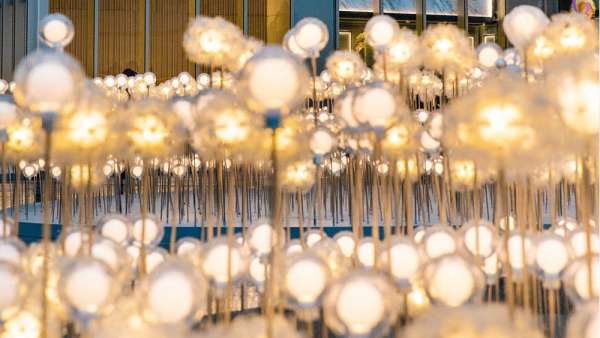 華燈初上，這個(gè)商場(chǎng)美陳就是最美燈海，邀你見證新浪漫