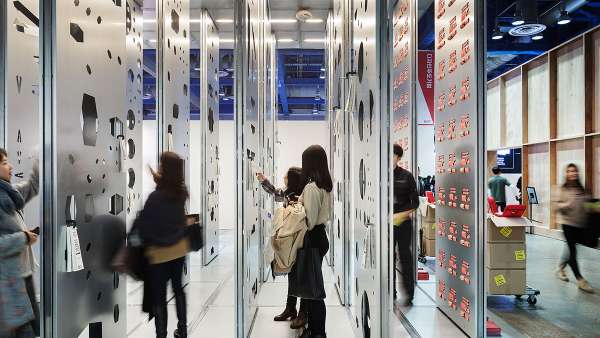 韓國京畿道公司在首爾設計節(jié)上的展位設計簡潔卻吸睛無數(shù)