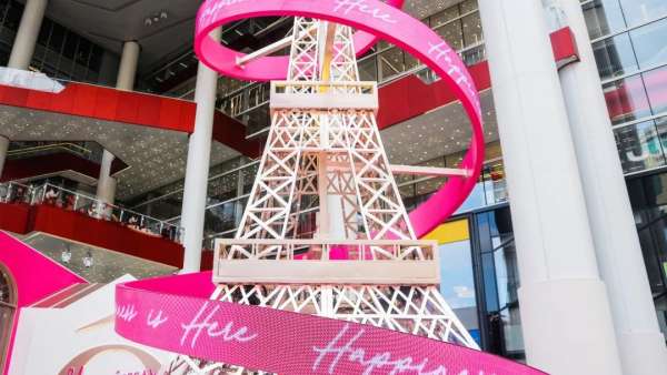 巴黎鐵塔刷亮了魔都的圣誕美陳設(shè)計，粉嫩造型浪漫一圣誕