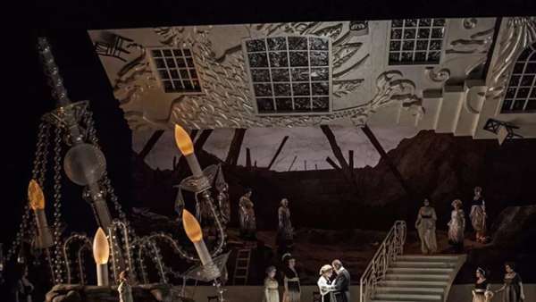 舞美設(shè)計上增加一個巨型水晶吊燈，效果倍加