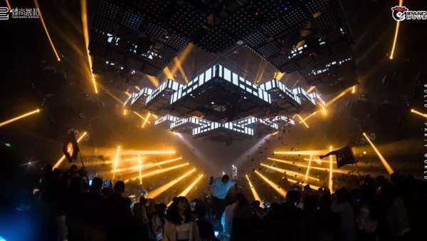 這場(chǎng)試音盛典不輸音樂(lè)節(jié)，打破冬日的寧?kù)o直至旭日東升