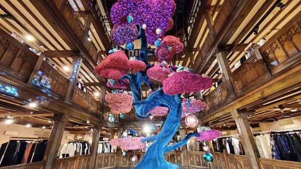 奇幻童話的美陳設計怎能少，Liberty London空中漂浮著一棵神奇的植物