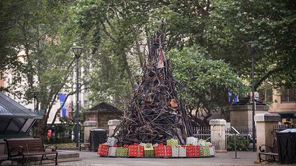 燒毀的圣誕樹活動(dòng)創(chuàng)意，只為讓大家關(guān)注災(zāi)區(qū)重建