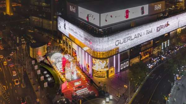 點亮新年，這個品牌的美陳設(shè)計裝置也太亮眼了吧