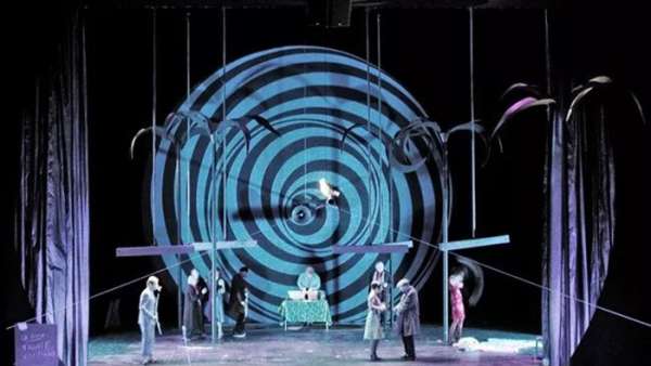 演繹不同版本的《波西米亞人》舞臺劇表演，一次嗨個夠