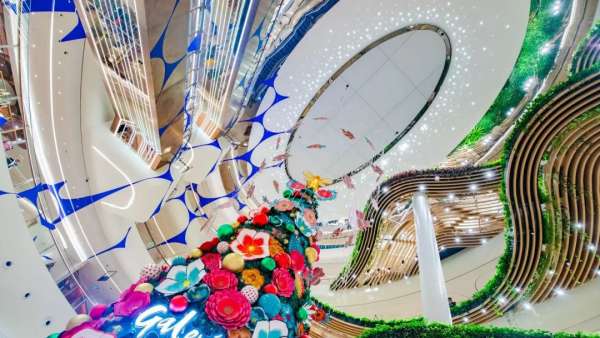 圣誕季，神奇蜜蜂王國打造了一場奇趣的圣誕美陳設計，儀式感滿滿