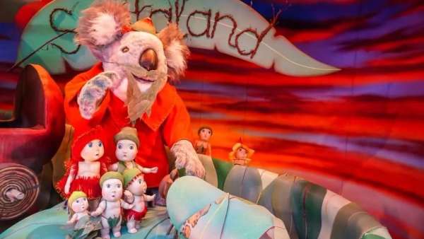 快看圣誕櫥窗美陳設(shè)計(jì)里的那群可愛(ài)的桉樹(shù)寶寶，他們也在為圣誕節(jié)做準(zhǔn)備