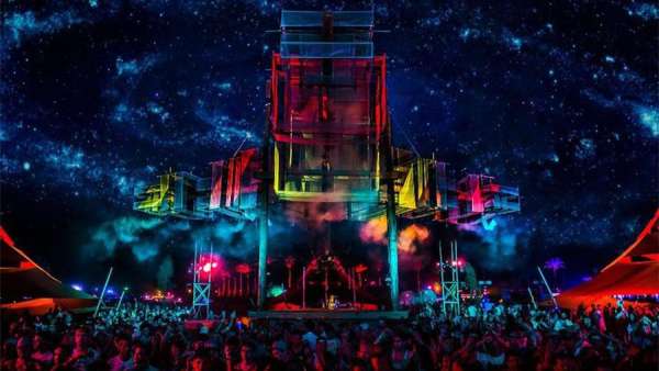 音樂節(jié)活動的舞臺策劃很是有趣，漂浮的紗布效果更震撼