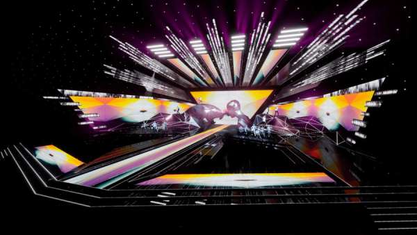 潮音發(fā)布演出活動的舞美設計用透視法把舞臺中央劃分為兩部分