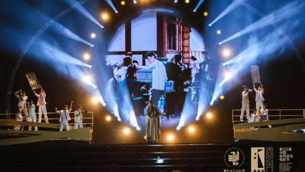 電影節(jié)活動(dòng)策劃了三個(gè)篇章，貫穿了海浪、金沙和日光照耀的金雞剪影元素