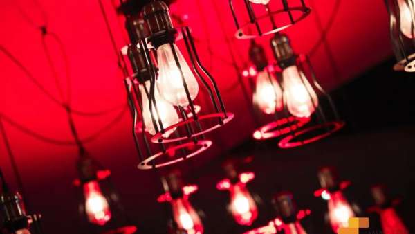 燈光閃爍一秒，瞬間進入周年慶典活動，面具策劃形式很朋克