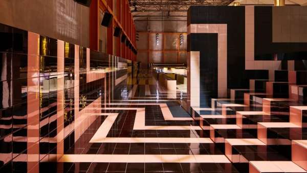 普拉達的時裝秀活動策劃設(shè)計的幾何舞臺色彩斑瀾，活力滿滿