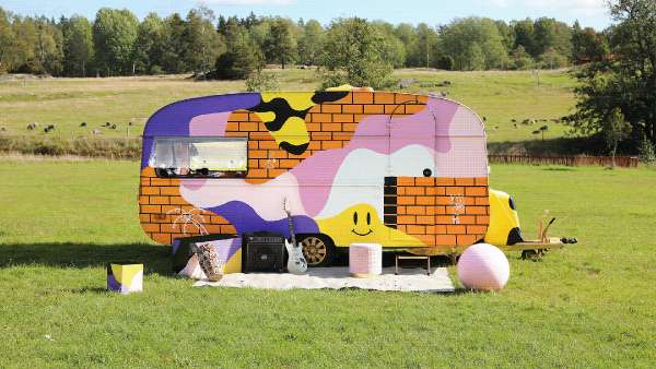 把快閃店活動策劃成移動式大篷車，教難民兒童如何DJ