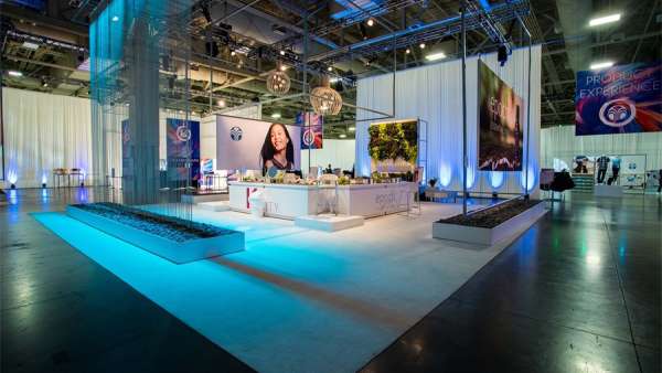 這場北美活動策劃了一個現(xiàn)代外觀和感覺的“商店”，交互體驗不錯