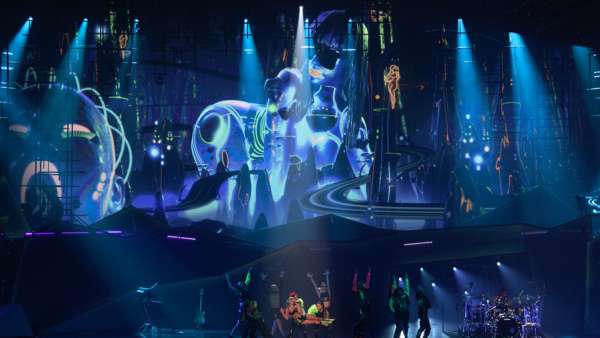 演唱會(huì)活動(dòng)的舞美策劃了反烏托邦的布景，增強(qiáng)和補(bǔ)充了舞臺(tái)效果