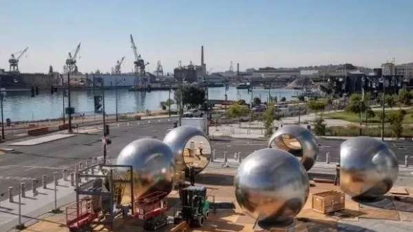 藝術裝置的展覽策劃多層次的反射空間，將你我、人群包含在其中