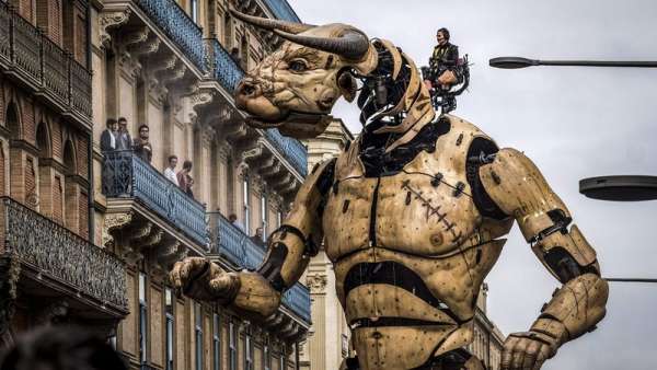 他們策劃的巡回演出活動驚艷全城，高呼巨獸出行請避讓！