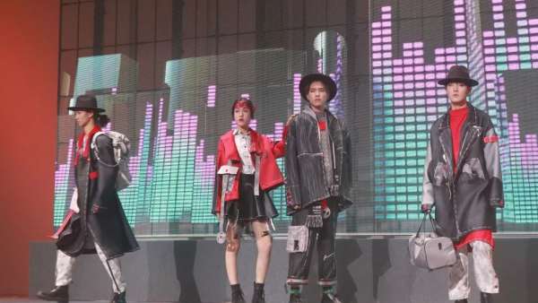 舞臺(tái)美術(shù)與演藝技術(shù)高峰論壇活動(dòng)策劃的作品展真是拍手叫絕