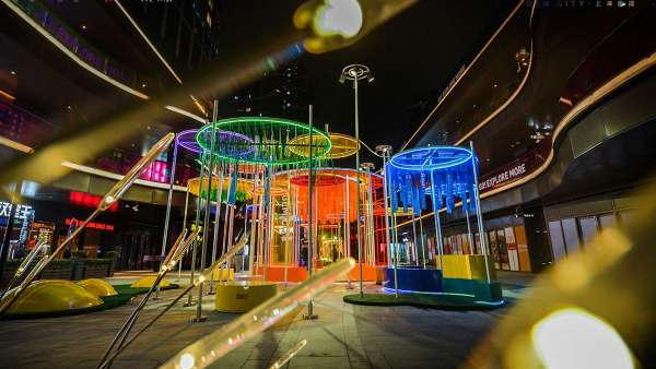 精彩天地的開(kāi)業(yè)活動(dòng)策劃了三大斑瀾色彩的裝置，激活了趣味氛圍