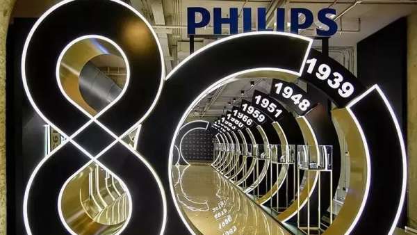 周年慶典活動策劃成“男人的真心話大冒險”，有趣之余帶著金色奢華