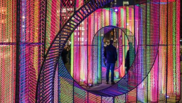 彎曲彩虹燈光藝術(shù)展會(huì)活動(dòng)裝置，鮮艷而俏皮的打卡新領(lǐng)域