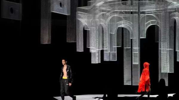 米蘭時裝秀活動策劃的T臺定義了一個超當(dāng)代的維度