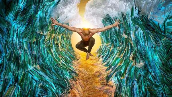 策劃這場(chǎng)廢物再循環(huán)利用環(huán)保藝術(shù)展覽活動(dòng)的，竟是16.8萬(wàn)根吸管