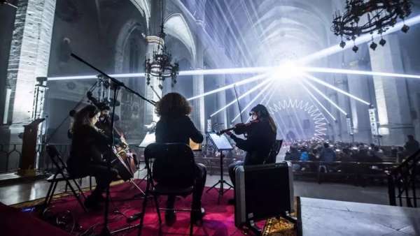 教堂里的這場視聽燈光秀表演活動，重新詮釋了光的奇跡