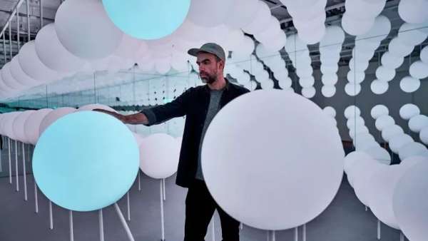 用一場發(fā)光球策劃的燈光藝術(shù)活動裝置，很好地將體驗概念形式化