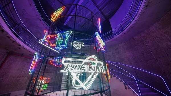 時(shí)裝秀活動(dòng)策劃的這個(gè)燈光裝置增強(qiáng)了場(chǎng)地的工業(yè)紀(jì)念性和原始感