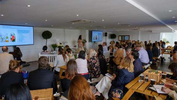 下雨天的發(fā)布會活動策劃也可以很花園式，野餐風(fēng)格和花園裝飾也很搭