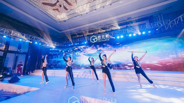 美妝發(fā)布會活動現(xiàn)場，月牙白和先鋒銀的策劃更具高級感