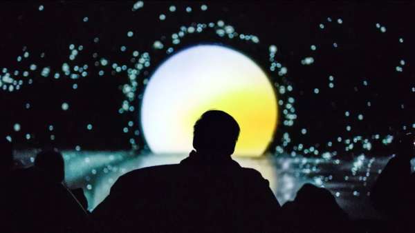 這場(chǎng)沉浸式展覽策劃了一個(gè)超時(shí)空錯(cuò)位之旅，打開(kāi)感官感悟生命狀態(tài)