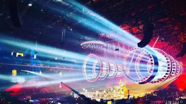 出大招了！江蘇衛(wèi)視跨年演唱會活動策劃的“水滴”飛船舞美燃爆了