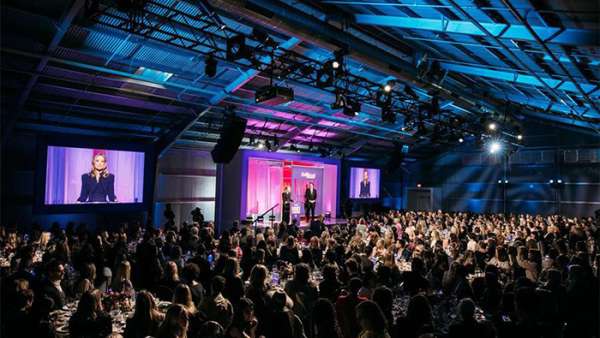 娛樂(lè)女性峰會(huì)活動(dòng)現(xiàn)場(chǎng)人氣爆滿星光閃爍，還有美味香檳享用