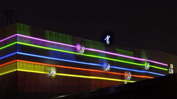 戲劇節(jié)開幕式活動策劃的表演成功地將演員融入50米寬的投影景觀中