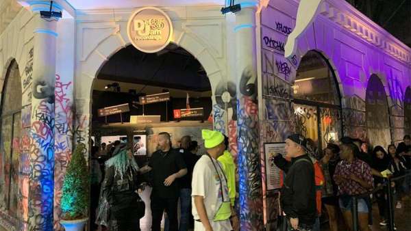 街頭潮流服飾大會(huì)活動(dòng)現(xiàn)場(chǎng)時(shí)尚潮流元素杠杠的，涂鴉、霓虹全不落下