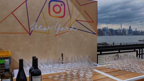 年會(huì)活動(dòng)選址在海濱屋頂，更有明星廚師加持，真美