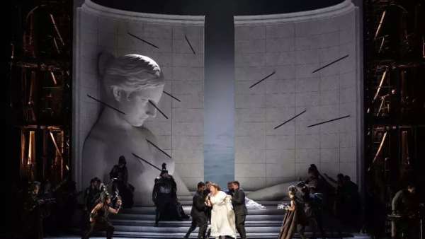 舞臺(tái)上巨型半機(jī)械雕塑震撼了這場(chǎng)演出活動(dòng)的視覺效果