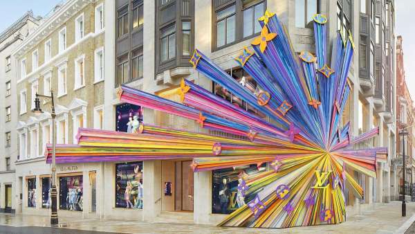 LV這種爆炸的展覽活動策劃的確可以保持話題熱度，肯定C位