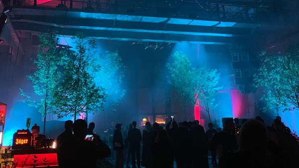 電音節(jié)派對(duì)活動(dòng)現(xiàn)場(chǎng)的藝術(shù)裝飾，展示了森林才是主角的概念